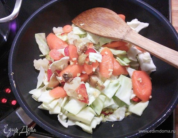 Добавьте остальные овощи, нарезанные произвольно. Протушите несколько минут.