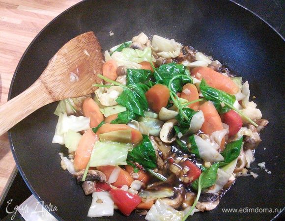 Влейте сок лайма, кунжутное масло и соевый соус. Тем временем отварите лапшу, слейте воду, переложите в овощной соус. 