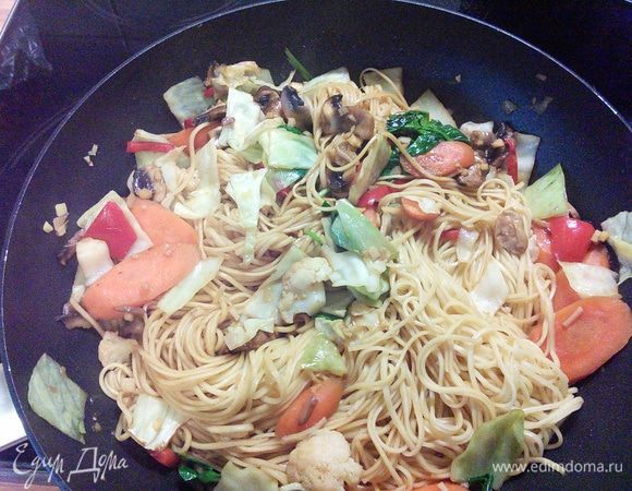 Перемешайте чтобы соедить лапшу с соусом. Приятного аппетита!