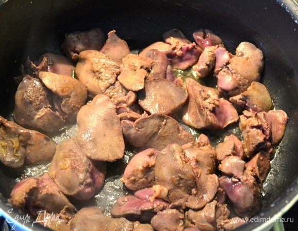 Куриную печень промыть и нарезать не очень мелкими кусочками. Разогреть 1 ст.л. оливкового масла в большой сковороде и слегка обжарить куриную печенку на умеренном огне. Выложить ее на тарелку, закрыть и отложить.  