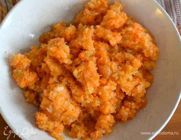 Овощи (крупную луковицу, морковь и сельдерей) очистить и мелко нарезать. Я использую для этих целей блендер. 