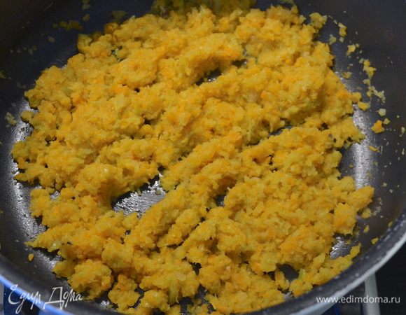 Разогреть в сковороде оставшееся масло и жарить лук, морковь и сельдерей 10 минут, помешивая. 