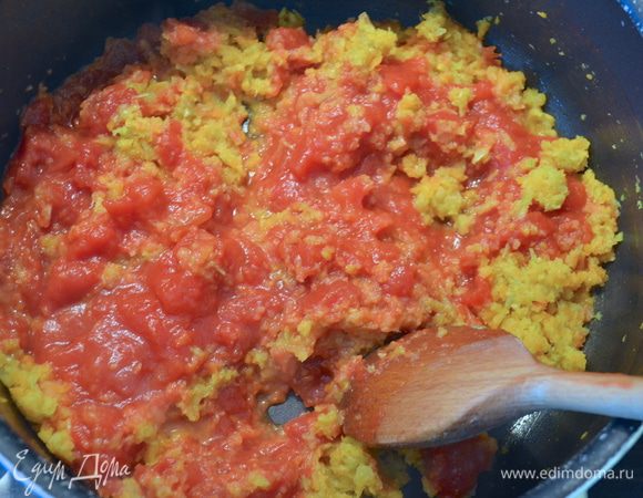 Свежие помидоры очистить от кожицы и нарезать. (я использовала помидорки-черри). Добавить к овощной смеси свежие и консервированные томаты и довести до кипения. Убавить огонь и тушить, помешивая время от времени, 10 минут, пока смесь не загустеет. 