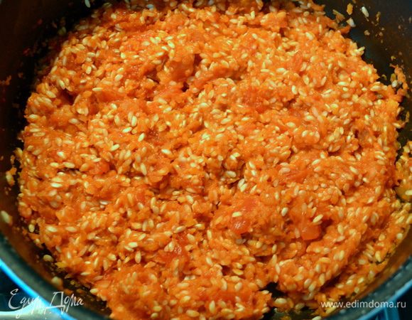 Всыпать рис и, помешивая, варить все 2 минуты. 