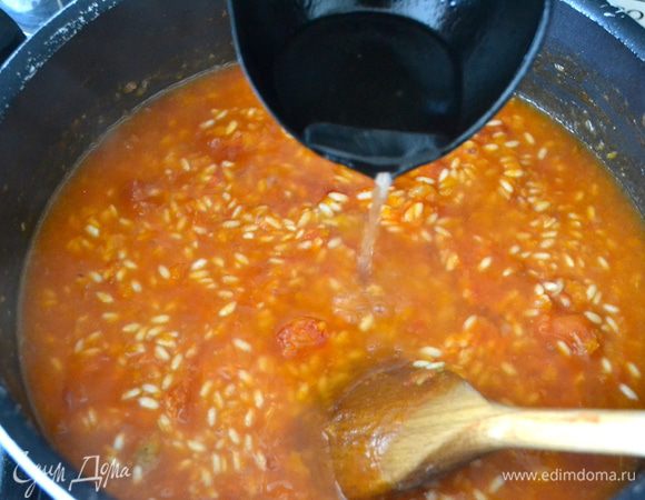 Влить четвертую часть горячего (!) бульона и довести до кипения. Убавить огонь и тушить, время от времени помешивая, пока весь бульон не впитается. Повторить, добавляя по 200 мл бульона; перед тем как влить новую порцию, убедитесь, что предыдущая полностью впиталась.  