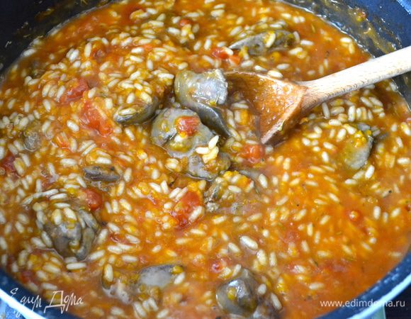 Минут за 5 до готовности ризотто положить в сковороду куриную печенку, чабрец и черный перец в зернах (предварительно растолочь в ступке или разбить молотком, положив в прочный полиэтиленовый пакет. Я значительно уменьшила количество перца, т.к. блюдо готовила в первую очередь для детей). Посолить...