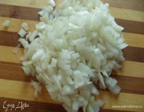 Две крупные луковицы порезать кубиком.