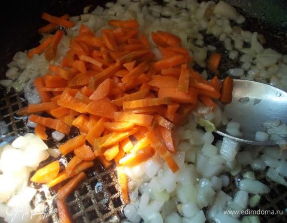 На сковороде с маслом,обжариваем лук,3 минуты. Затем добавляем порезанную соломкой морковь и обжариваем ещё 3 минуты.