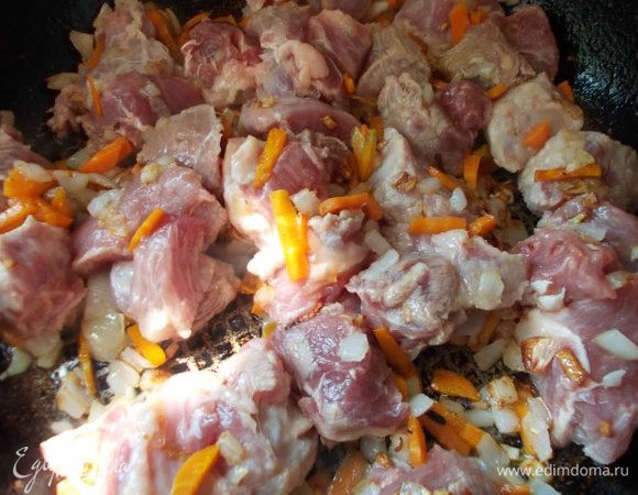 Добавляем мясо,убавляем огонь и готовим 15 минут.