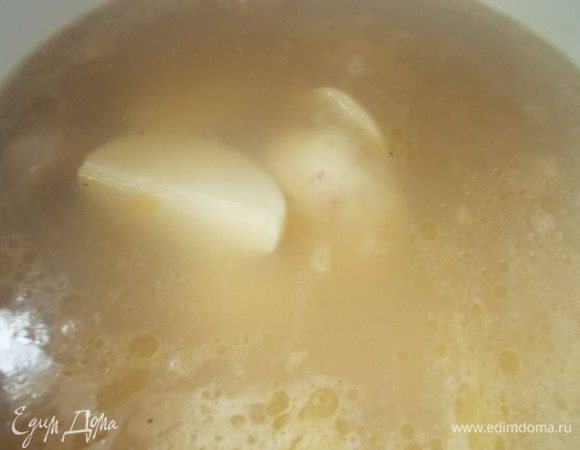 В кастрюле нагреть бульон,отправить туда мясо с овощами и варить 15 минут. Затем добавить картофель дольками и варить ещё 15 минут.