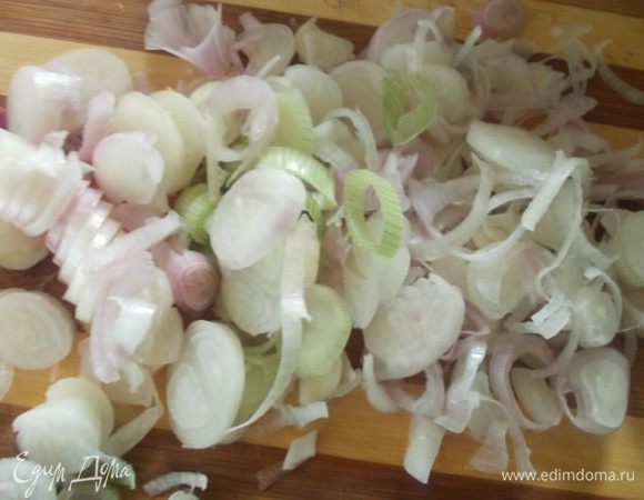 У меня в этот раз,не оказалось лука порея,я добавила шалот,тонко его порезав.