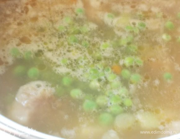 Добавить лук,лавровый лист,перец и соль,проварить 5 минут. Затем добавить горошек и варить ещё пять минут. Подавать можно с зеленью и со сметаной.