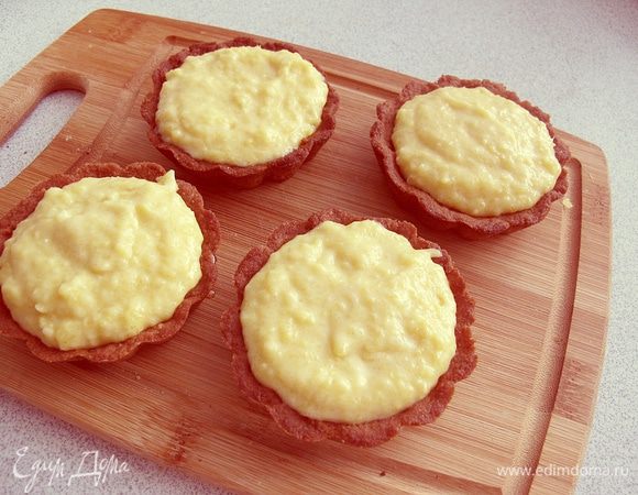 Сверху выкладываем манговую начинку.