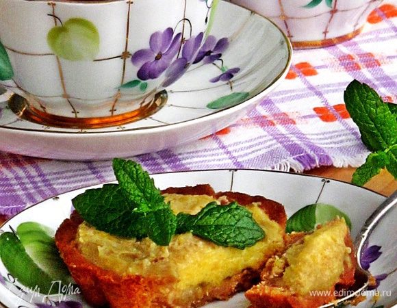 И ставим в холодильник до застывания. Украшаем свежей мятой, она придает интересную нотку пирожному.