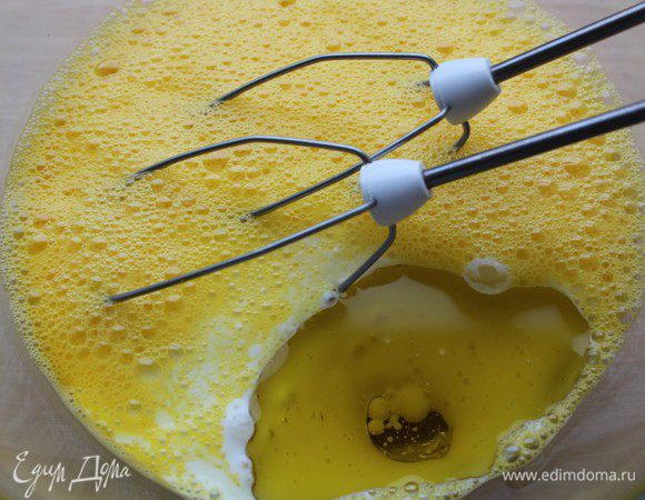 Влить кефир и оливковое масло, хорошо перемешать.