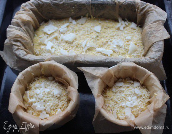 Выложить тесто в форму для запекания. Сверху посыпать тертым сыром (у меня смесь Джюгаса и козьего)
