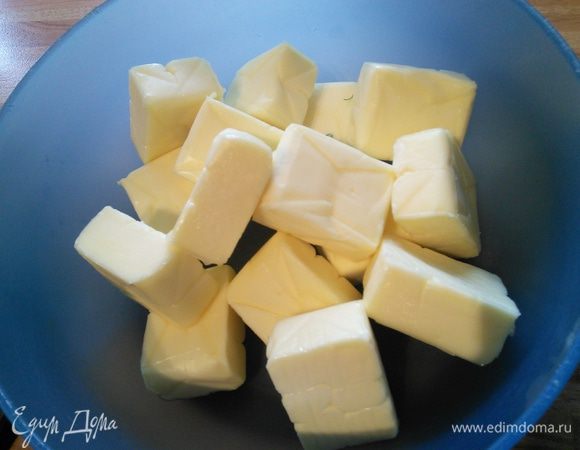 Масло должно быть комнатной температуры. У меня масло подсоленное, поэтому я не солила дополнительно, а вы по желанию.