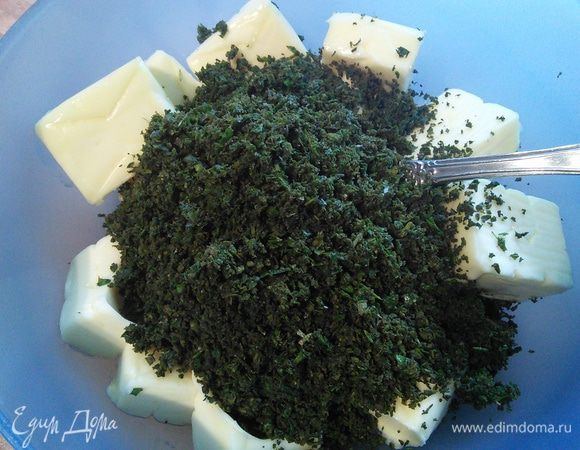 Тщательно вмешайте зелень в масло.