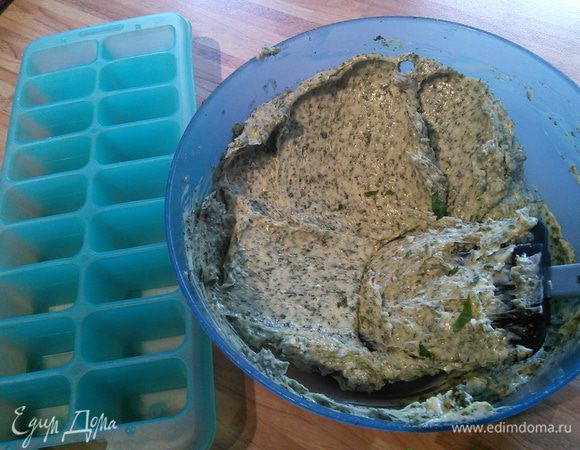 Я взяла форму для льда от старого холодильника, в ней удобно порционно хранить масло. Если у вас таковой не имеется можно просто завернуть масло в фольгу или плёнку, как на титульной фотографии.