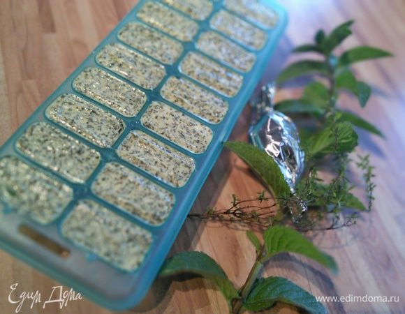 Распределите смесь по ячейкам, накройте плёнкой и отправьте в морозилку, а когда понадобится ароматные маслице, останется только его вынуть из формы. Подавайте с отварной картошкой, с овощами, рыбой, мясом, со всем, чем вам захочется. Приятного аппетита!