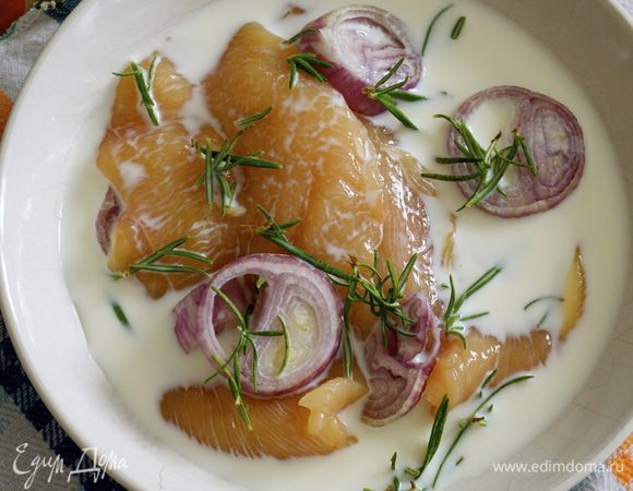 Куриную грудку нарезать и замариновать с луком-шалот, розмарином и майораном в сухом белом вине на 1 час... Я мариновала в молоке, т.к. готовила детям! )))