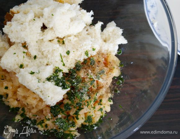 Подготовить фарш. Для этого пропустить куриное мясо через мясорубку (или измельчить в блендере), добавить отжатый от молока хлеб, 2 ст.л. тертого сыра пармезан, соль и измельченные петрушку и розмарин. Как следует все перемешать.