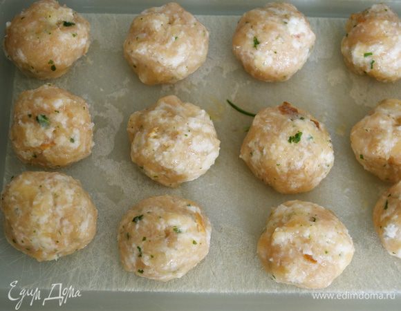 Сформировать маленькие тефтельки (размером с грецкий орех). Должно получиться 15-16 шт. 