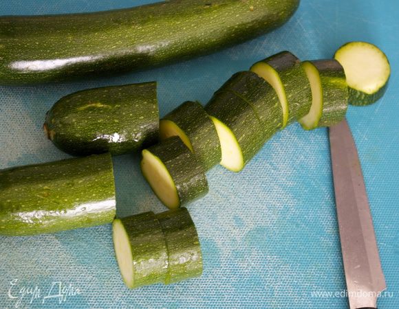 Нарезать цукини достаточно толстыми кружочками... Как на фото... 