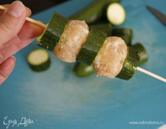 Нанизать на деревянные шпажки по 3-4 тефтельки поочередно с кружочками цукини так, чтобы овощи были по обеим краям шпажки. Получится 4 шпажки по 4 тефтельки на каждой (16 шт.) или 5 шпажек по 3 тефтельки, как у меня (15 шт.)