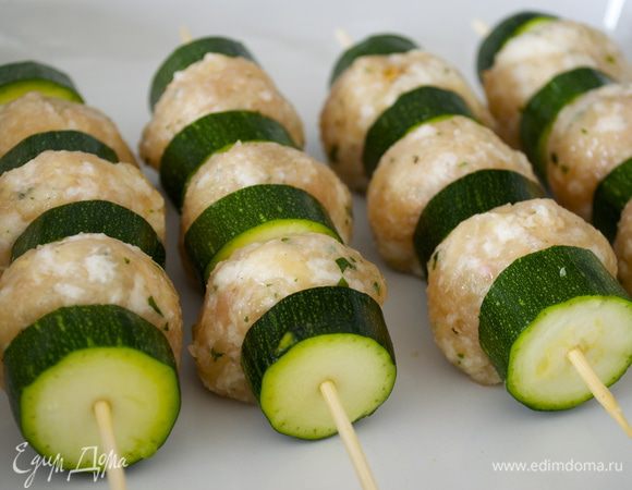 Выложить в огнеупорное блюдо. Сбрызнуть оливковым маслом. Немного посолить (по желанию). 