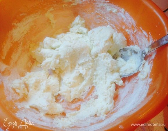 Смешиваем все ингредиенты в миске Т.е. 2 пачки творога, 2 ст.ложки сахара, 1/2 стакана муки, 1 яйцо. Муку добавляем постепенно, чтобы получилось не очень крутое, но и не очень жидкое тесто.