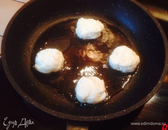 Смачиваем руки водой, берем 1 ст.ложку нашего теста и формируем сырники.