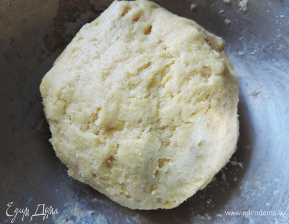 
Если оно не желает собираться в комок, а крошится добавляем столовую ложку сметаны. Долго не месим, собираем тесто в шар и отправляем его в холодильник на один час.