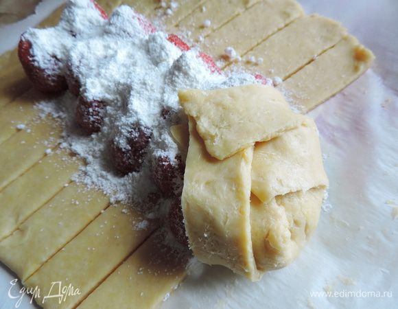 Сверху клубнику также посыпаем сахаром с крахмалом(1/4 часть). 