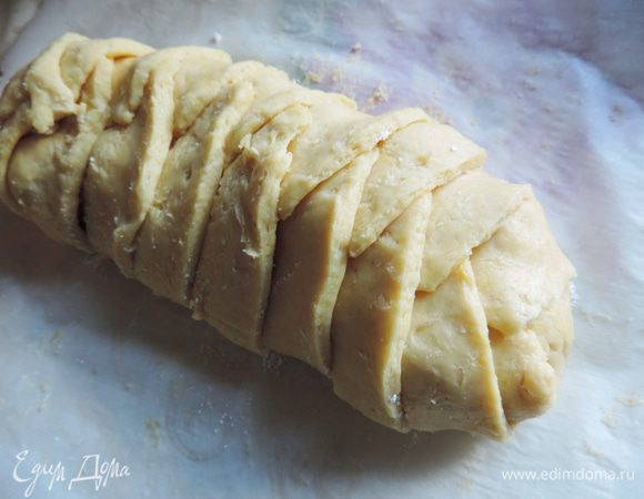 У нас получается вот такая симпатичная плетеночка. Аналогично формируем вторую. Готовые плетенки осторожно перекладываем на противень, застеленный бумагой для выпечки. Смазываем сверху взбитым яйцом и отправляем их в горячую (190-200 градусов) духовку на 30-35 минут. Сверху они должны зарумянится.