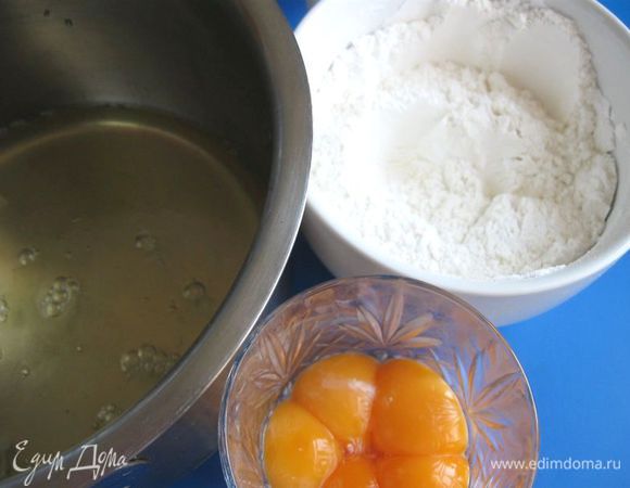 Смешать сахарную пудру (80 г) и муку. Белки отделить от желтков. Желтки не понадобятся. Можно их убрать в холодильник.
