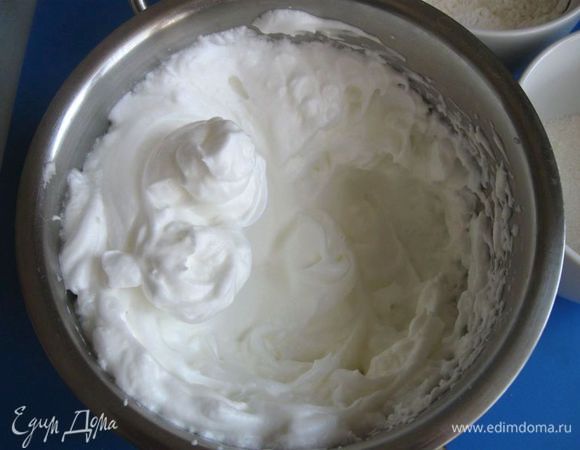 Взбить белки в прочную пену. 

