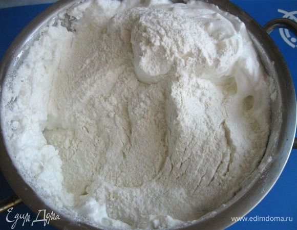 Муку с сахарной пудрой просеять, всыпать в смесь, перемешать ложкой. Должно получиться густое тесто.

