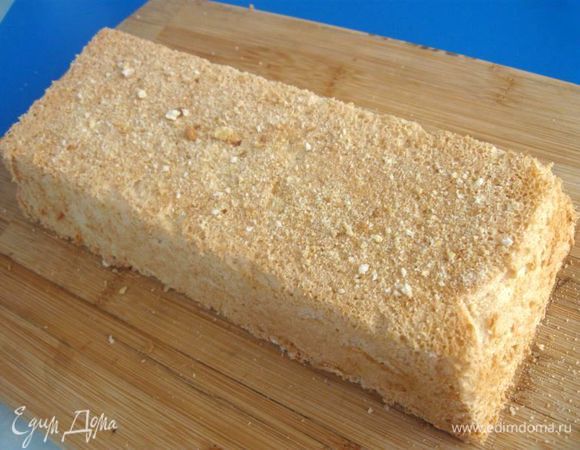 Сухари смолоть. После остывания поверхность будет слегка влажной - присыпать немного ее молотыми сухарями со стороны дна и сверху, чтобы она не прилипала.