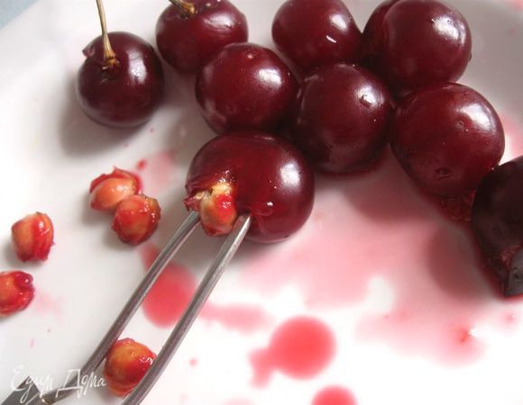 Частично порезать на половинки, из другой части удалить кости с помощью специальной машинки, можно воспользоваться шпилькой или (как у меня) специальным ножом для чистки апельсинов. Эти ягоды пойдут на украшение торта сверху.

