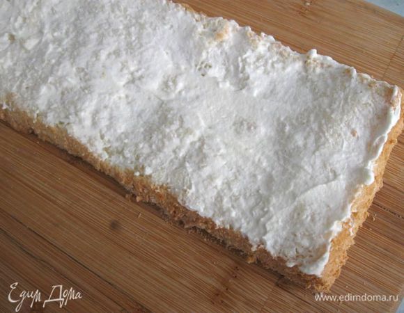  Промазать каждую сливками (на каждый слой примерно четвертую часть крема), вдавив в них вишню. Сначала слегка.