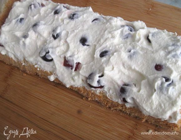 Потом — более густо. Вдавить вишню.