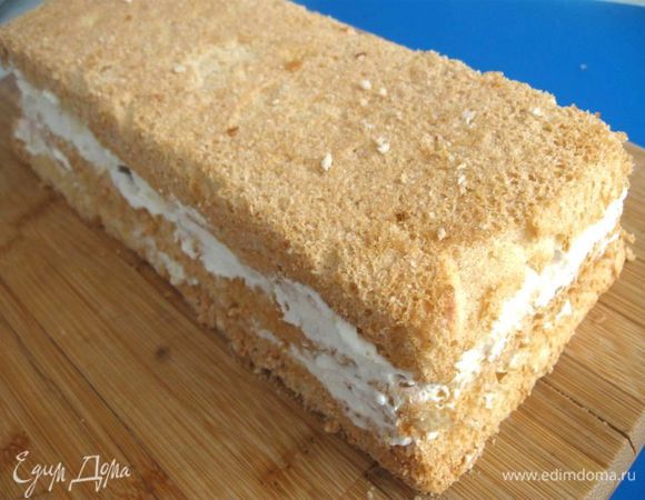 Накрыть последним куском бисквита. Оставшимися сливками обмазать торт снаружи сначала слегка. Потом — толстым слоем, чтобы торт был белым. 


