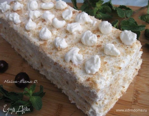 Обсыпать сухарями (можно заменить измельченными орехами). Украсить «облачками» из сливок.