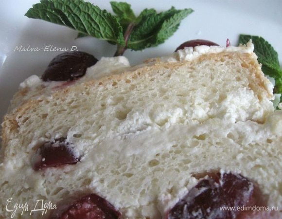 А это поближе можно посмотреть цвет бисквита и пористую структуру.
Приятного аппетита!