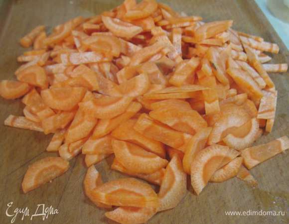 Морковку почистить, разрезать пополам и нарезать пластинками. Если морковь толстая тогда режем на 4 части в длину.  Моркови необходимо где-то грамм 250-300. 