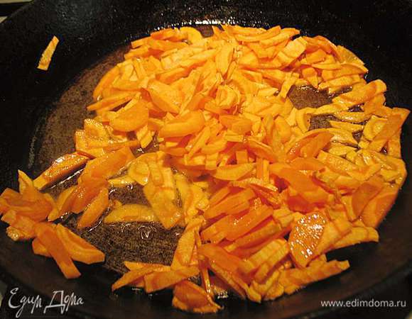 Обжарить немного на оливковом масле.