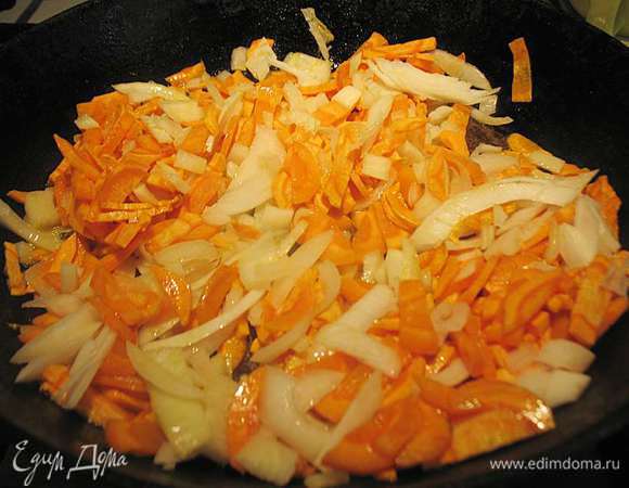 Добавить лук и еще немного обжарить. Накрыть крышкой и готовить на слабом огне 15 минут, периодически помешивая. 
