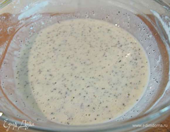 В миске смешать муку, яйца, молоко, мак, кориандр, соль, перец. Перемешать до гладкого состояния, чтобы не было комков.  Вместо кориандра можно положить тмин если вы его любите (увы мои домашние его не жалуют)