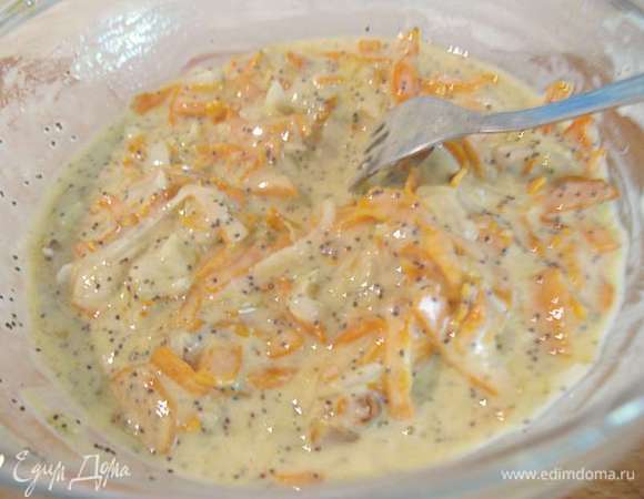 К мучной смеси добавить овощную и перемешать. На этом этапе можно добавить сыр, бекон, кусочки обжаренного филе - по вашему усмотрению. 